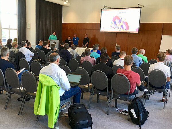 #GODEVOPS 2019 in Berlin. Begrüßung im Saal Senator vor der ersten Keynote. Foto: Marcos López