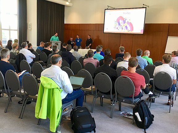 #GODEVOPS 2019 in Berlin. Begrüßung im Saal Senator vor der ersten Keynote. Foto: Marcos López